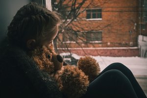 Niekas netikėjo mergaite, kuri skundėsi, kad jos patėvis – iškrypėlis: paaiškėjus tiesai teko gailėtis