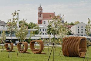 Vilniečiai ir vėl galės dirbti gamtos apsuptyje – prie Baltojo tilto sugrįžta mobilios darbo vietos