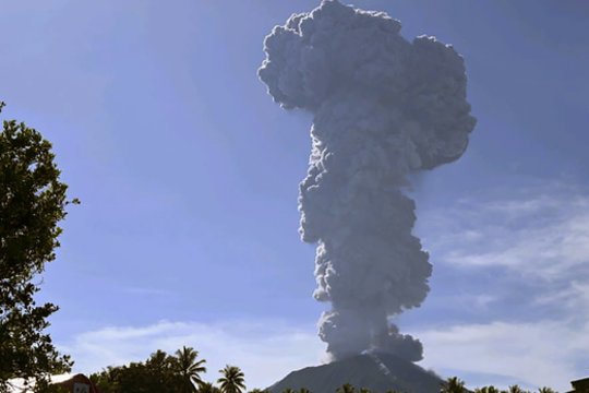 Dėl Ibu ugnikalnio išsiveržimo Indonezijoje šimtai žmonių palieka namus. 