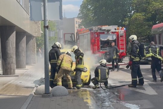 Užfiksavo Vilniaus centre užsiliepsnojusį „VW Beetle“: automobilis paskendo dūmuose