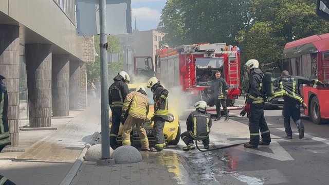 Užfiksavo Vilniaus centre užsiliepsnojusį „VW Beetle“: automobilis paskendo dūmuose
