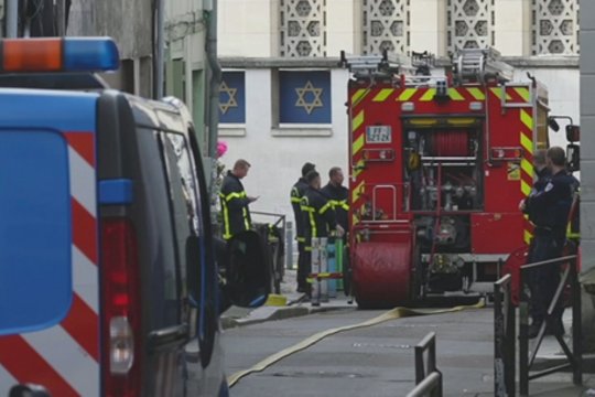 Išpuolis Prancūzijoje: apsiginklavęs vyras bandė padegti žydų sinagogą