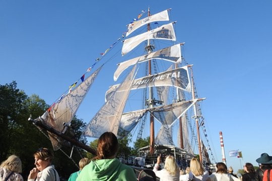 Klaipėdoje prie Dangės krantinės prigludusios tristiebės barkentinos „Meridianas“ susirinkę miestiečiai ir svečiai stebėjo, kaip istorinio laivo stiebuose plazda skleidžiamos burės.