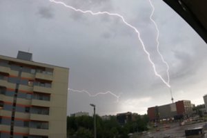 Neįtikėtinas vaizdas: užfiksavo, kaip į televizijos bokštą trenkia du žaibai