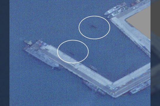  Atvirųjų šaltinių žvalgybos analitiko MT_Anderson paskelbtose palydovinėse nuotraukose matyti du povandeniniai laivai, iš dalies panirę į vandenį, stovintys Novorosijsko karinio jūrų laivyno bazėje Rusijoje.