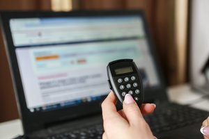 Siunta, kad bankai – it inkstai taukuose: sugalvojo, kaip naujus mokesčius tiesiog perkelti ant klientų pečių