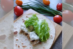 Vištienos kepsnys tortilijoje su padažu ir daržovėmis: sužavėsite vaikus