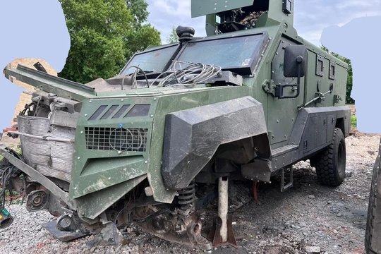  Praėjusią savaitę automobilis „Roshel Senator MRAP“ susidūrė su 8 kg prieštankine mina. Nepaisant galingo sprogimo, visi joje buvę Ukrainos kariai liko gyvi ir nenukentėjo.