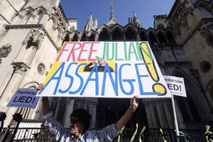 Didžiosios Britanijos teisme J. Assange'as laimėjo teisę apskųsti sprendimą išduoti jį JAV