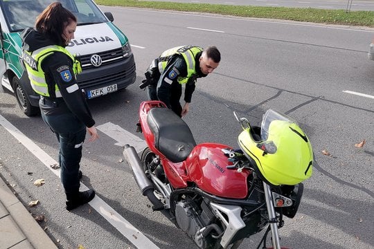 Policininkai ir motociklas.