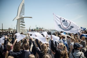 Prie „Albatroso“ paminklo susirinkę klaipėdiečiai pasveikino jūrų kultūros skleidėjus