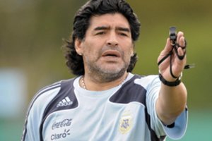 Paslaptingai dingęs Diego Maradonos „Auksinis kamuolys“ staiga atsirado ir bus parduotas