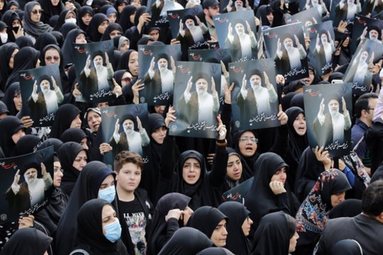 Dalis iraniečių gedi prezidento E. Raisi.