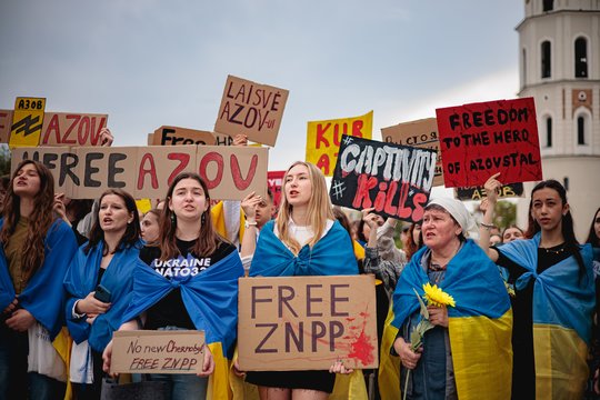 Protesto eisena paremti Azovstal gynėjus.