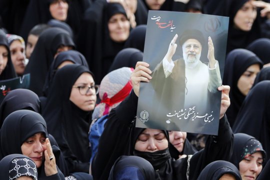 Dalis iraniečių gedi prezidento E. Raisi.