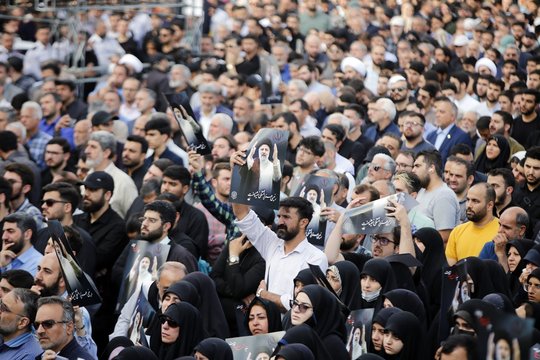 Irane gedulas dėl E. Raisi ir 7 jo palydos narių žūties: laidotuvių procesijoje – tūkstančiai gyventojų