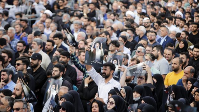 Irane gedulas dėl E. Raisi ir 7 jo palydos narių žūties: laidotuvių procesijoje – tūkstančiai gyventojų