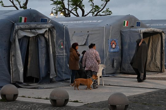 Kalderą Pietų Italijoje supurtė žemės drebėjimai, sukėlę paniką, nors niekas nebuvo sužeistas. 