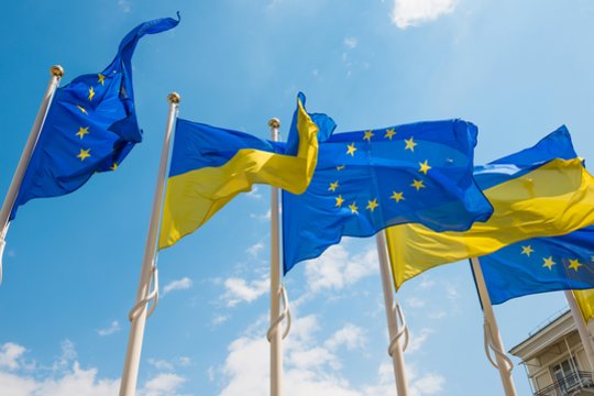 ES ir Ukrainos vėliavos.