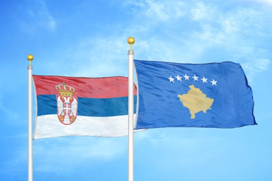 Serbijos ir Kosovo vėliavos.