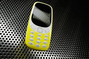 Pastebi sugrįžusią madą turėti mygtukinį telefoną: ekspertai naujos tendencijos vertinti neskuba