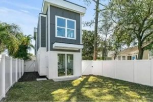 Šioje vietoje mažytį namą vyras pasistatė iš keršto milijonieriams kaimynams: štai, kas čia nutiko