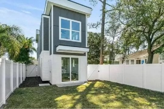 Floridos (JAV) gyventojas pasistatė siaurą trijų metrų pločio namą po to, kai susipyko su kaimynais milijonieriais.