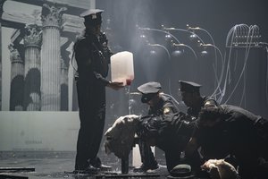 Klaipėdą pasiekė R. Castellucci spektaklis: uniformuoti aktoriai per ausines girdės, ką jiems veikti scenoje