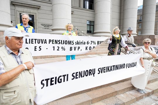 Senjorai surengė mitingą šalia Seimo dėl nepasitenkinimo antra pensijų pakopa bei per mažomis pensijomis.<br> Ž.Gedvilos / ELTA nuotr.