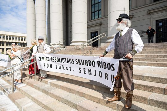 Senjorai surengė mitingą šalia Seimo dėl nepasitenkinimo antra pensijų pakopa bei per mažomis pensijomis.<br> Ž.Gedvilos / ELTA nuotr.