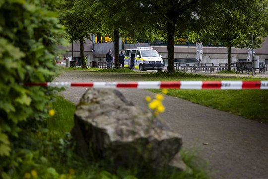 Šveicarijos policija: nuogas vyras parke nužudė bėgiojusią moterį.