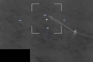 Naujas ginklas: rusai nufilmavo neįprastą ukrainiečių jūrinio drono ataką