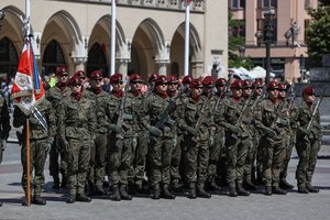 Ministras: Lenkija neplanuoja įvesti privalomosios karinės tarnybos