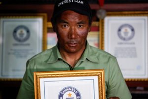 Neįtikėtinas pasiekimas – šerpas į Everestą įkopė 30-ąjį kartą: vien šį mėnesį pasaulio viršūnę pasiekė du kartus