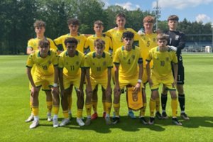 Du kartus pirmavusi vaikinų U16 futbolo rinktinė minimaliu skirtumu pralaimėjo prancūzams