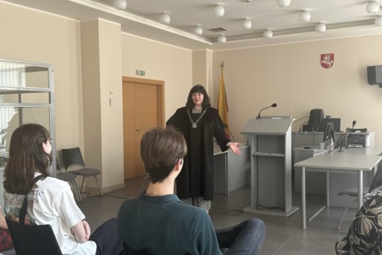  Kauno apylinkės teisme apsilankę moksleiviai buvo supažindinti su teismo darbu, teismų sistema. 