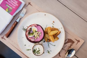 Latviams – išskirtinis kvietimas į Vilniaus šaltibarščių festivalį: įteiks 1000 šios sriubos porcijų