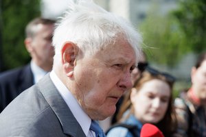 Balsuoti atvykęs Valdas Adamkus aiškiai leido suprasti, kurį kandidatą pasirinko