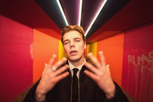 Atlikėjas Mantas Ben į vasarą žengia su daina „Palieki Rytojui“