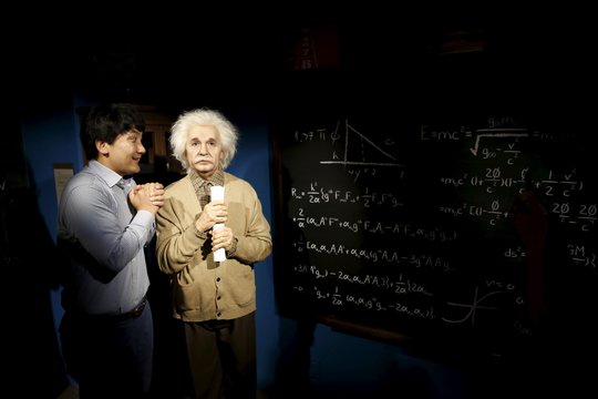Mokslininkai, pasitelkę vis galingesnes ir sudėtingesnes technologijas, leidžiančias itin detaliai pažvelgti į kosmosą, pastebi reiškinius, kurių negali paaiškinti A. Einsteino teorija.