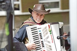 Gatvės muzikantai patiria nuotykių, o uždirbtų pinigų užtenka apsilankyti aludėje