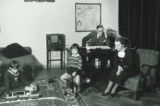 Užsienio reikalų ministras S.Lozoraitis su žmona Vincenta ir sūnumis Stasiu (kairėje) bei Kaziu darbo kabinete, 1935 m.