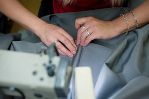Beveik trisdešimt metų veikusi siuvimo įmonė skaičiuoja paskutines dienas: atleidžiami visi darbuotojai