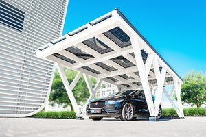 Norite ir gaminti elektrą, ir turėti stoginę automobiliui? Ekspertai siūlo sprendimą – tai populiarėja visoje Europoje