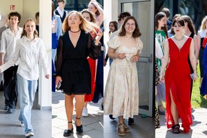 Vilniaus licėjuje nuaidėjo paskutinis skambutis: šventiškai pasipuošę abiturientai atsisveikina su mokykla