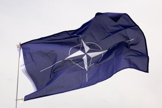 NATO vėliava.
