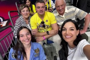 Berlyne – artimųjų palaikymas Š. Jasikevičiui: pusfinalio rungtynes stebėjo ir tėvai, ir brolis