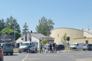 Avarija Panevėžyje: po susidūrimo su „Toyota“ mopedo vairuotojas atsidūrė ligoninėje