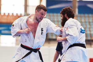 Lietuvos kiokušin karatė asai Valensijoje nusikaldino aštuonis Europos čempionato medalius – trys aukso apdovanojimai jiems atvėrė kelią į Tokiją