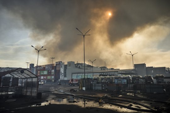  Karas Ukrainoje. Šeštadienį Rusijos raketos smogė į prekybos centrą Charkove.<br> EPA-ELTA nuotr.